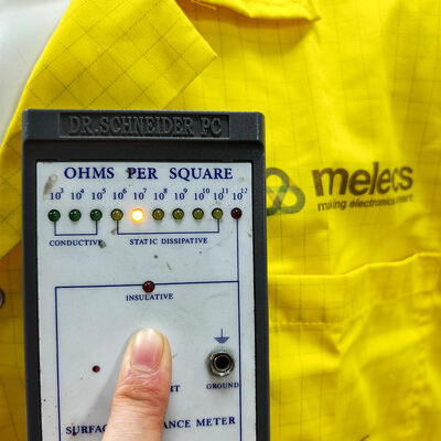 روپوش آزمایشگاهی ضد الکتریسیته ساکن زرد با شبکه 5 میلی‌متری برای اتاق تمیز